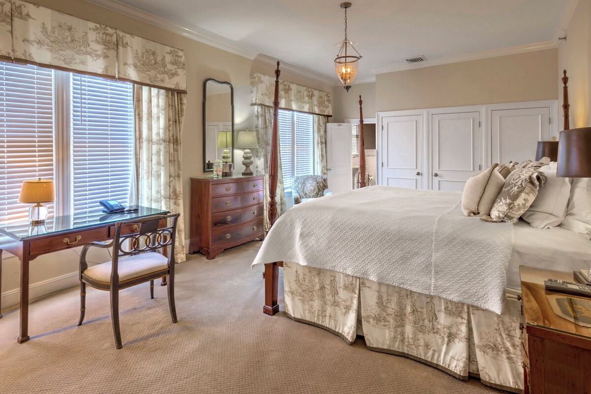 Historic Deluxe King | Hypo-allergenic bedding available, desk, iron/ironing board, WiFi (free)