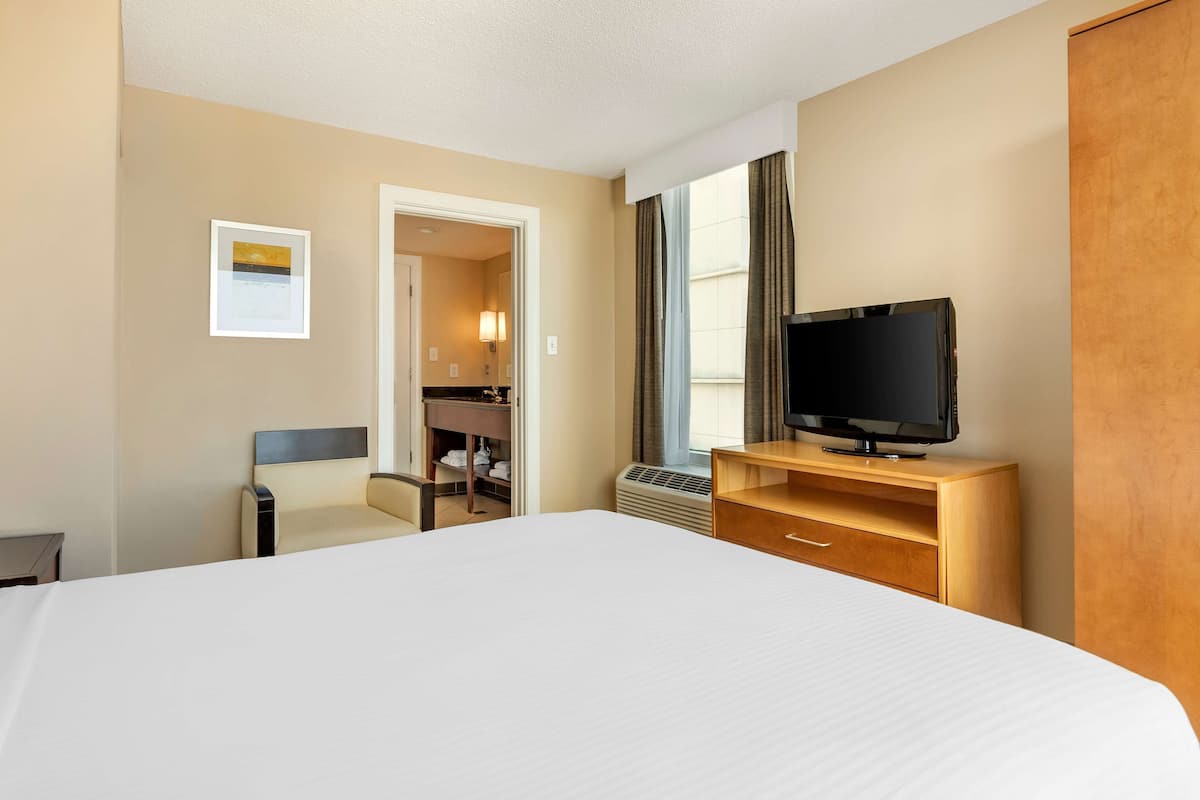 Zimmersafe, Verdunkelungsvorhänge, Bügeleisen/Bügelbrett