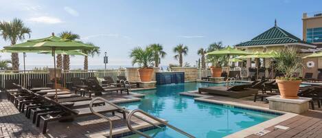 2 inomhuspooler, utomhuspool och parasoller