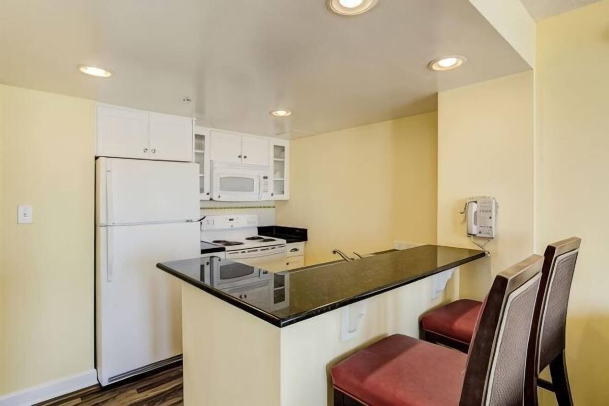 Private kitchen | Coffee/tea maker, microwave, paper towels