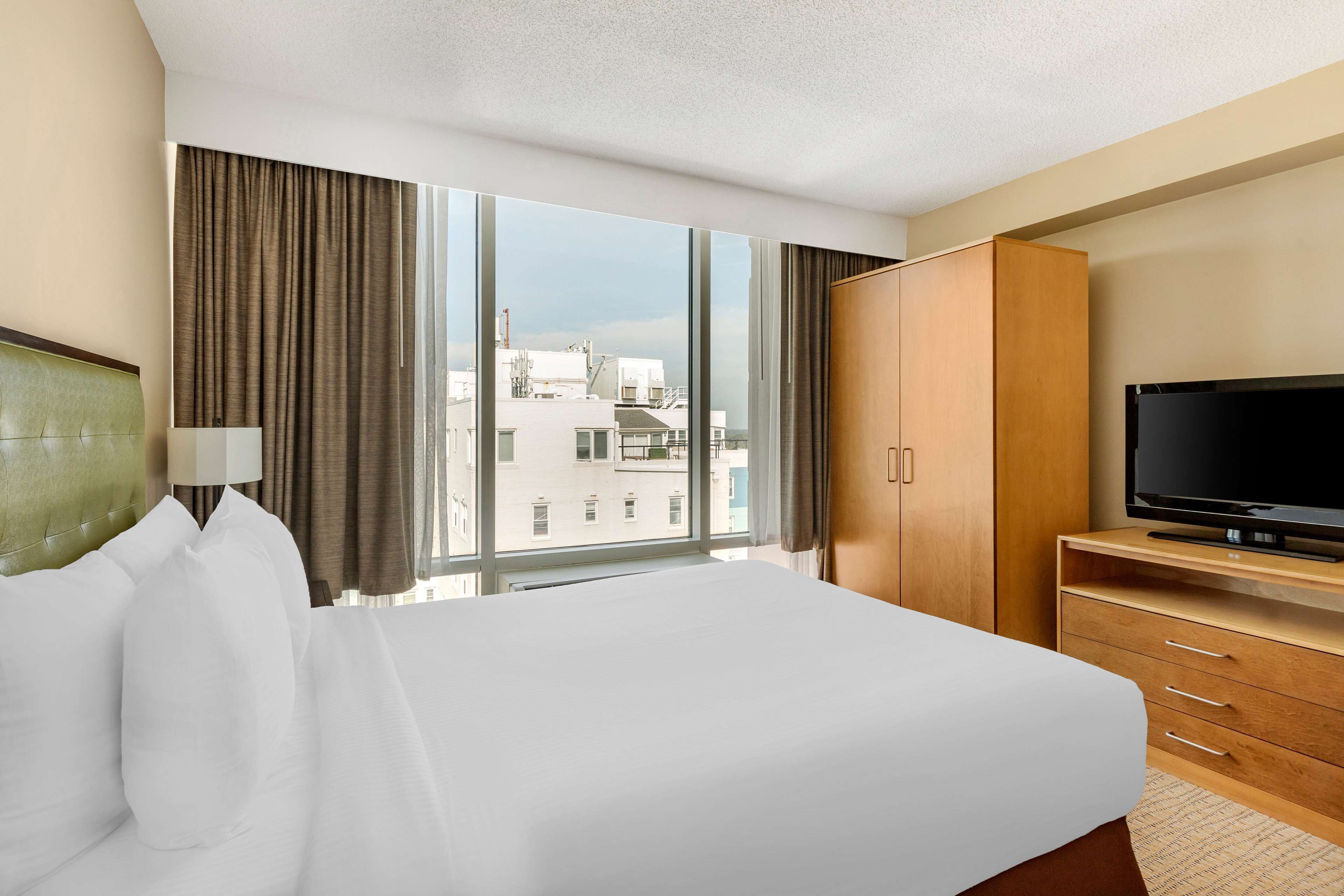 Zimmersafe, Verdunkelungsvorhänge, Bügeleisen/Bügelbrett