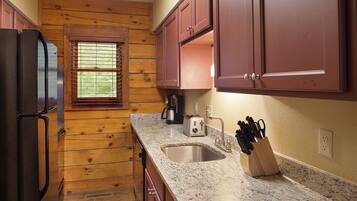 Phòng Suite, 2 phòng ngủ (1 King, 1 Queen, 1 Sofabed) | Bếp riêng | Tủ lạnh, lò vi sóng, lò nướng, bếp nấu