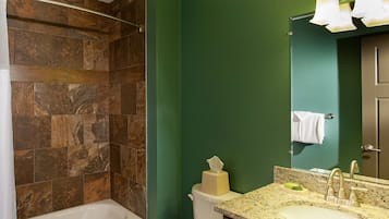 Combined shower/bathtub, hair dryer, towels