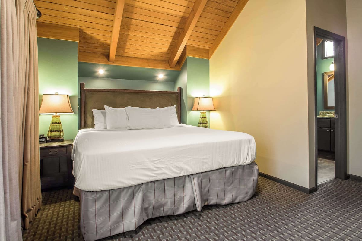 Suite, 2 habitaciones (1 King, 1 Queen, 1 Sofabed) | Tabla de planchar con plancha, wifi gratis, ropa de cama y despertador