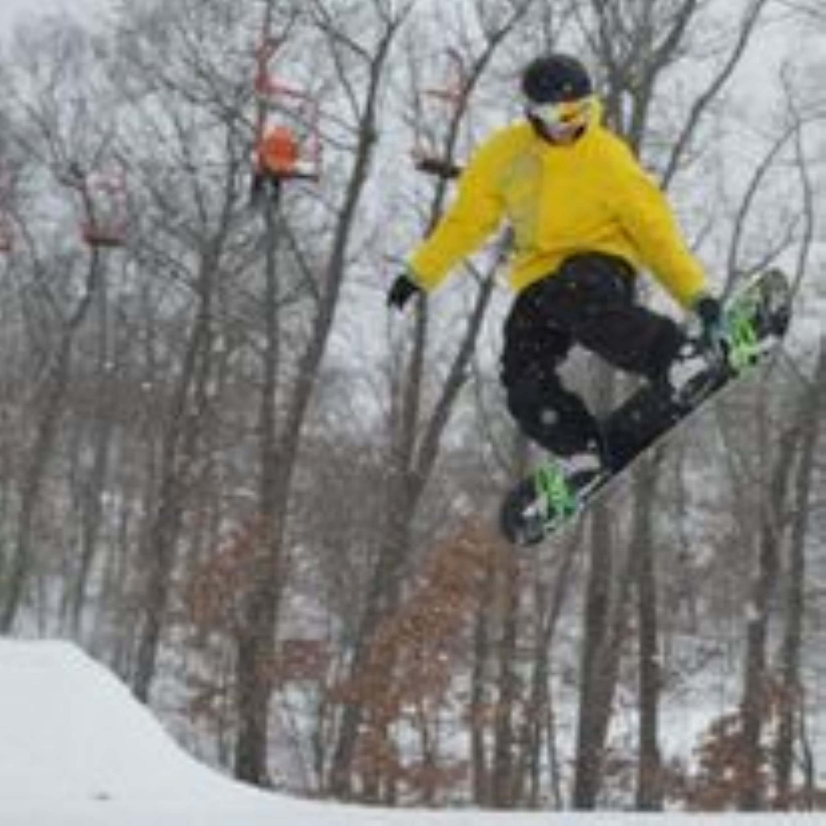 Eine Person snowboardet eine Piste hinunter.
