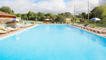 Kolam renang indoor dan kolam renang outdoor musiman