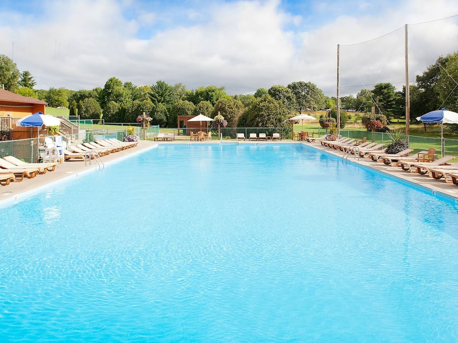 Una piscina techada, una piscina al aire libre de temporada