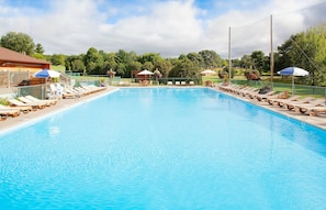 Indoor pool, seasonal outdoor pool, pool loungers
