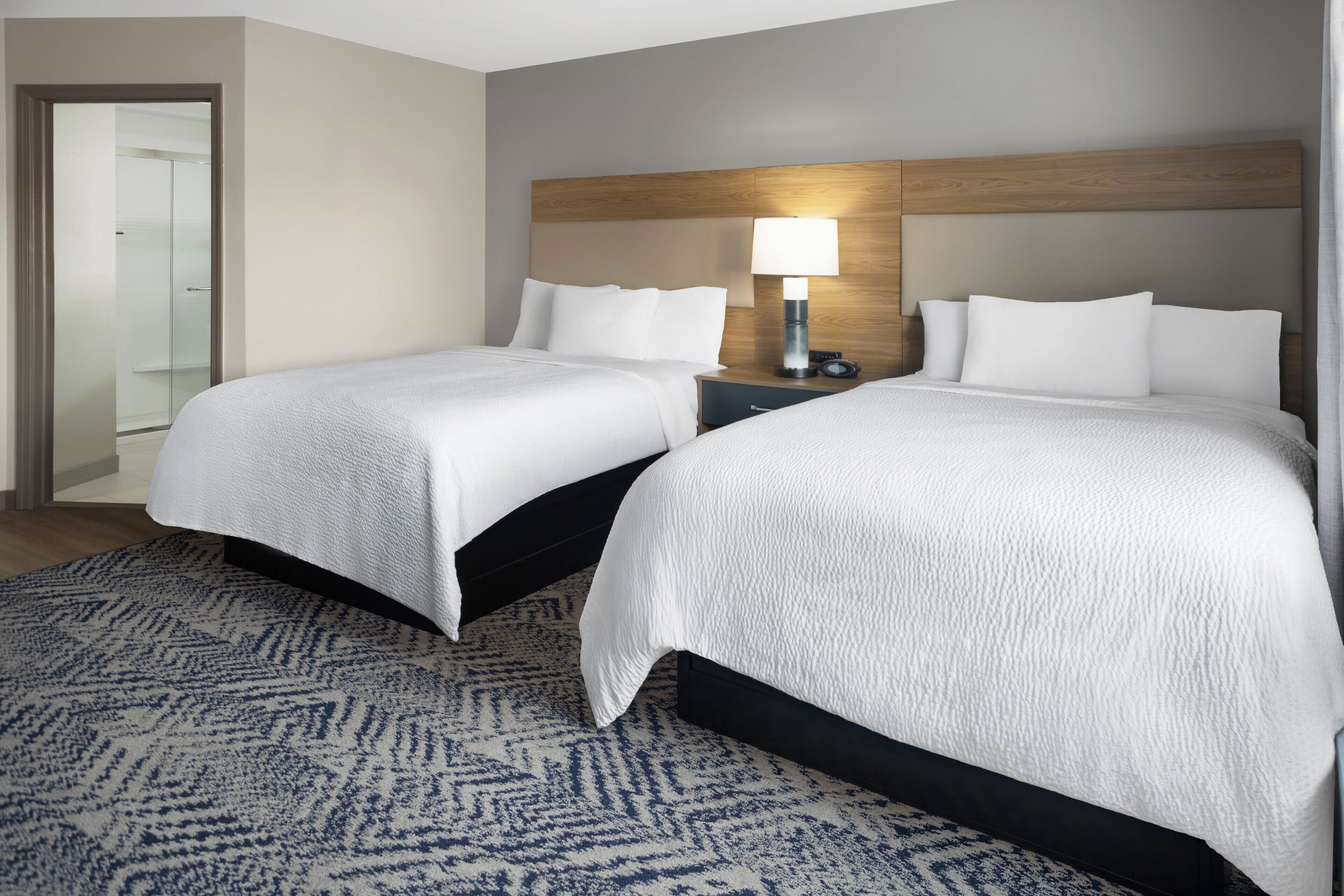 책상, 방음 설비, 다리미/다리미판, 유아용 침대