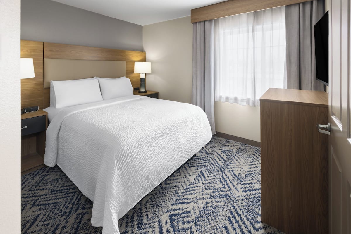 Desk, soundproofing, iron/ironing board, cribs/infant beds