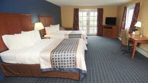 Een hotelkamer met een groot bed, een bureau met stoel, een televisie en een raam met gordijnen.