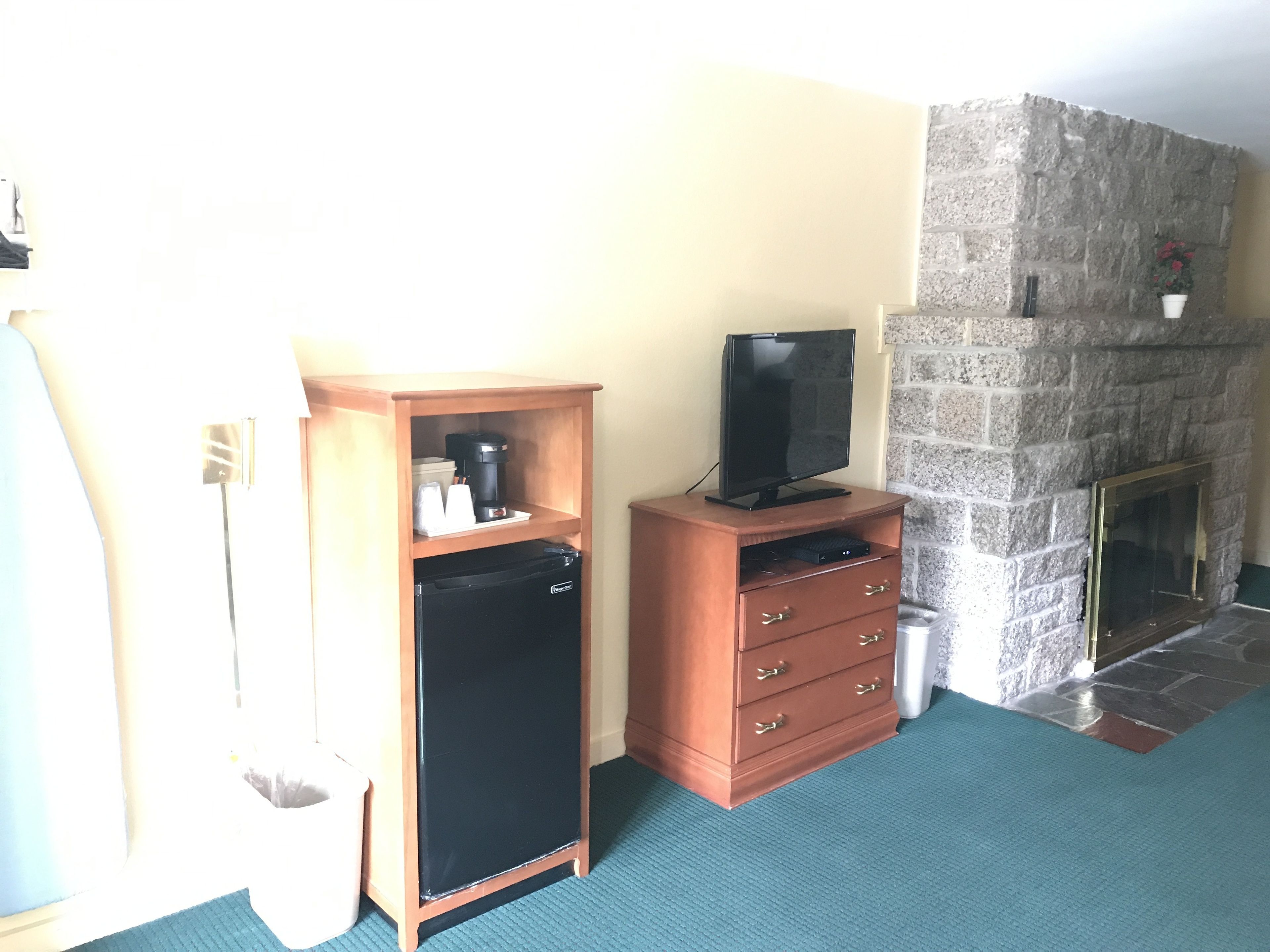 suite, 1 king bed with sofa bed, fireplace (with hot-tub) | room amenity