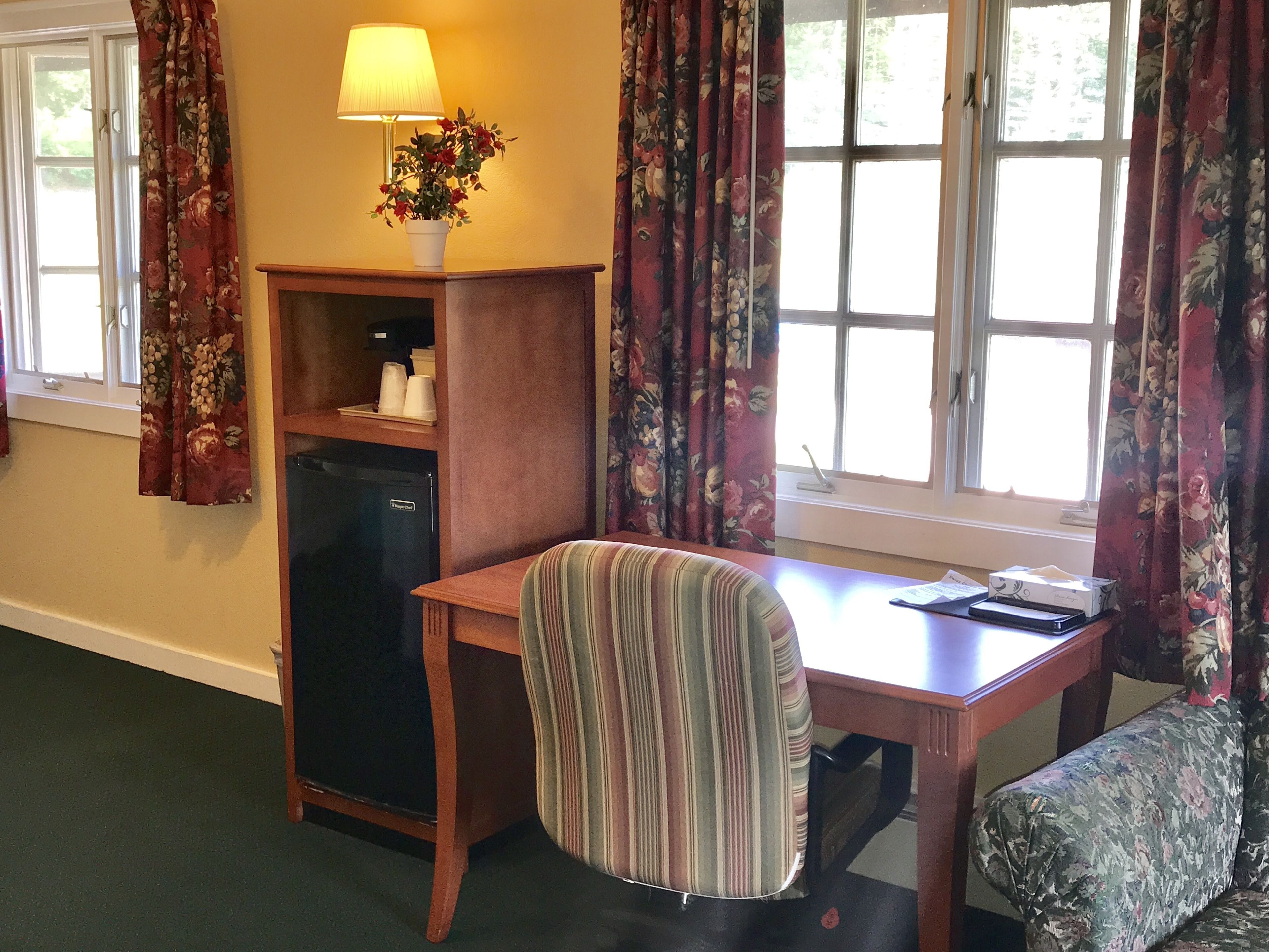 deluxe 2 queen with the sofa bed with the mountain view | room amenity