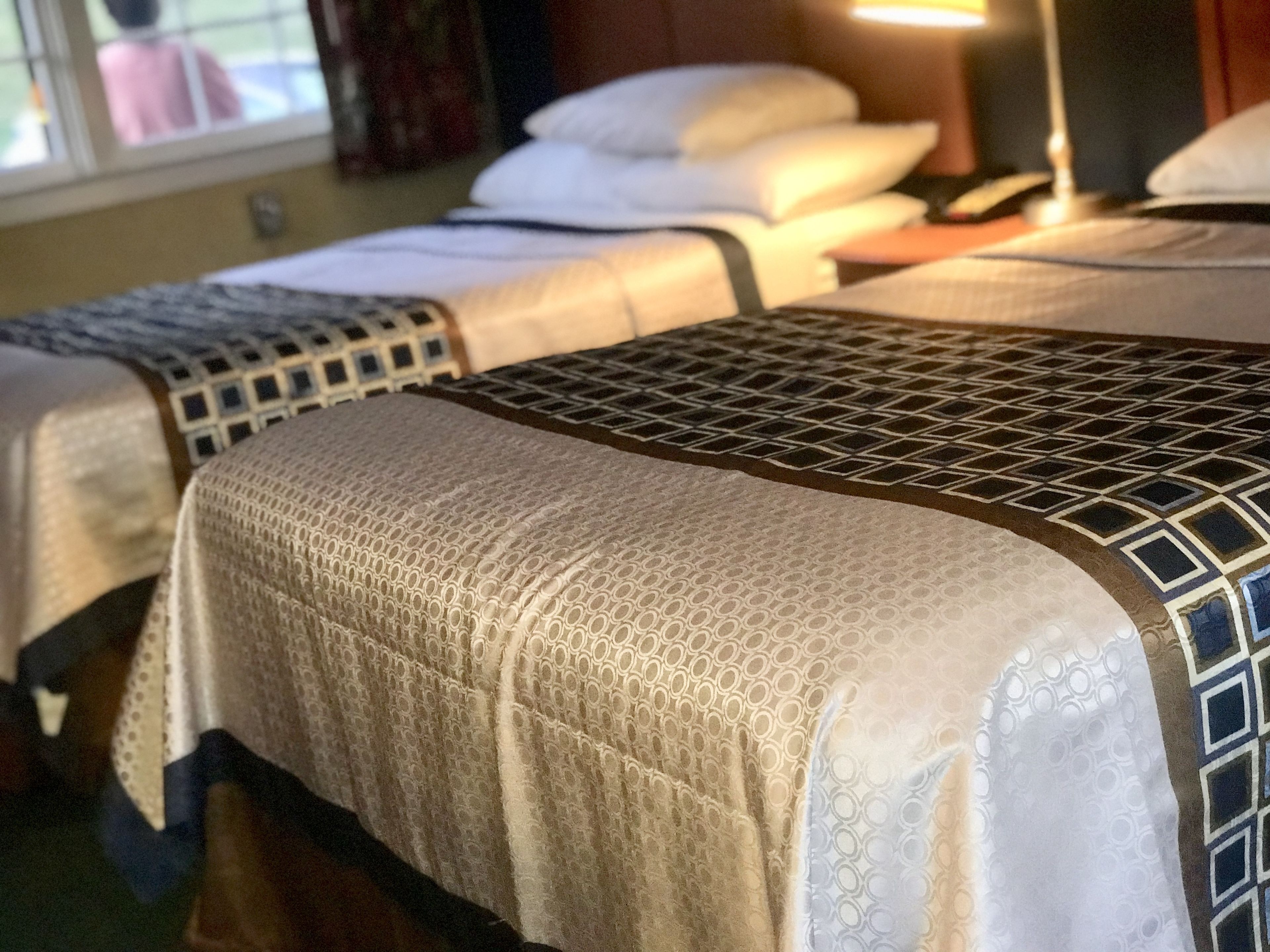 Kahden hengen huone, 2 parisänkyä, parveke | Ylelliset vuodevaatteet, memory foam -patjalliset sängyt