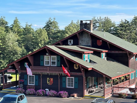 Exterior. Swiss Chalets Village Inn