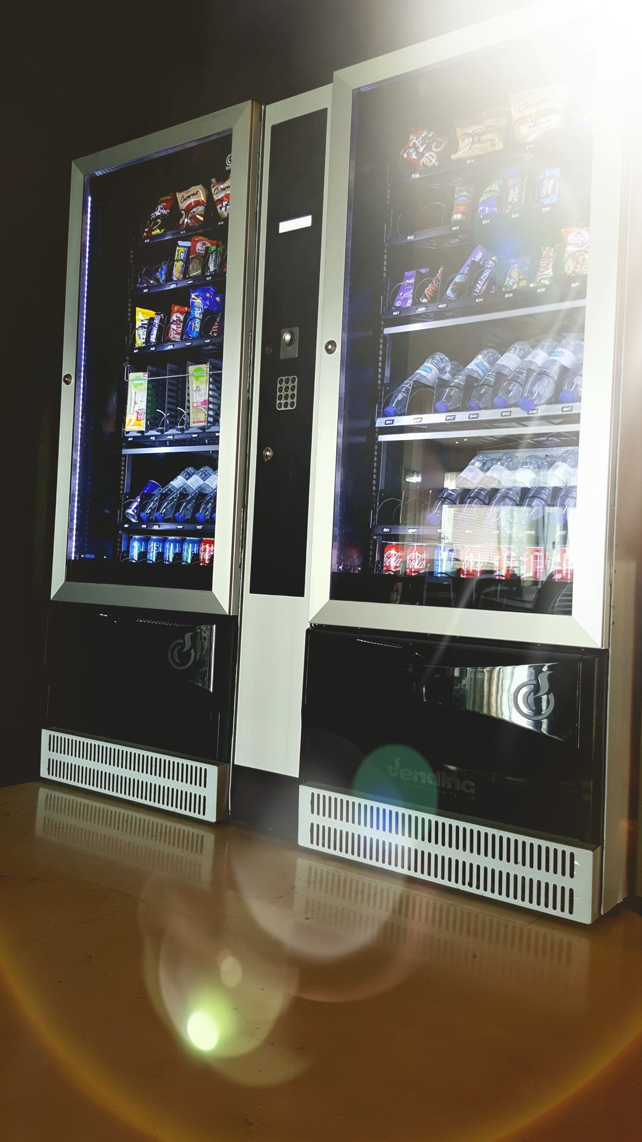 Zwei Automaten mit verschiedenen Snacks und Getränken.