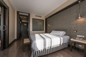 Standard-Doppelzimmer | Minibar (mit einigen kostenlosen Artikeln), Zimmersafe, Schreibtisch