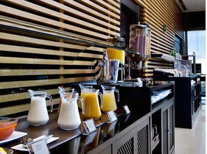 Breakfast and dinner served - Hotel Mercader (Madrid)