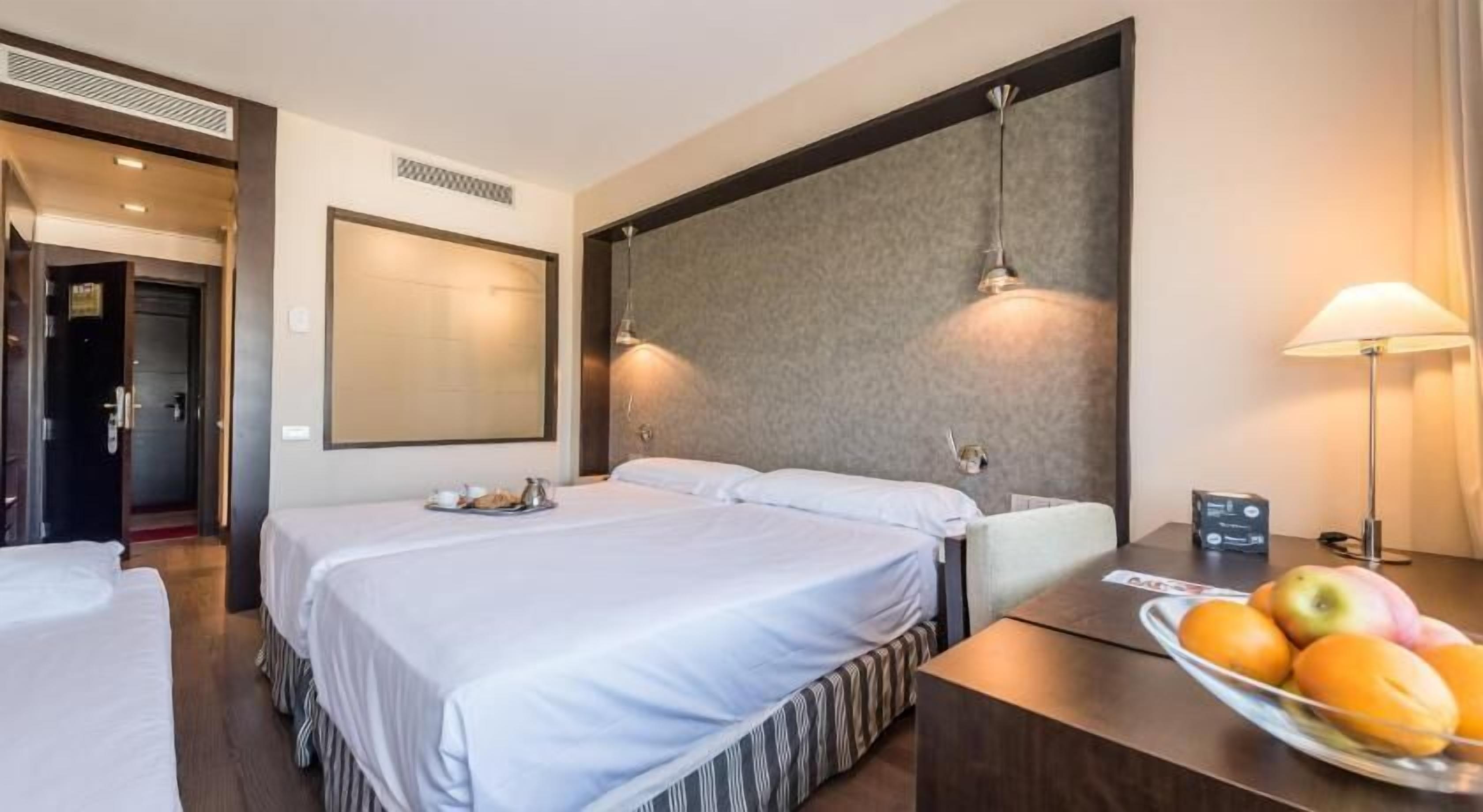 Een minibar met enkele gratis items, een kluis op de kamer, een bureau
