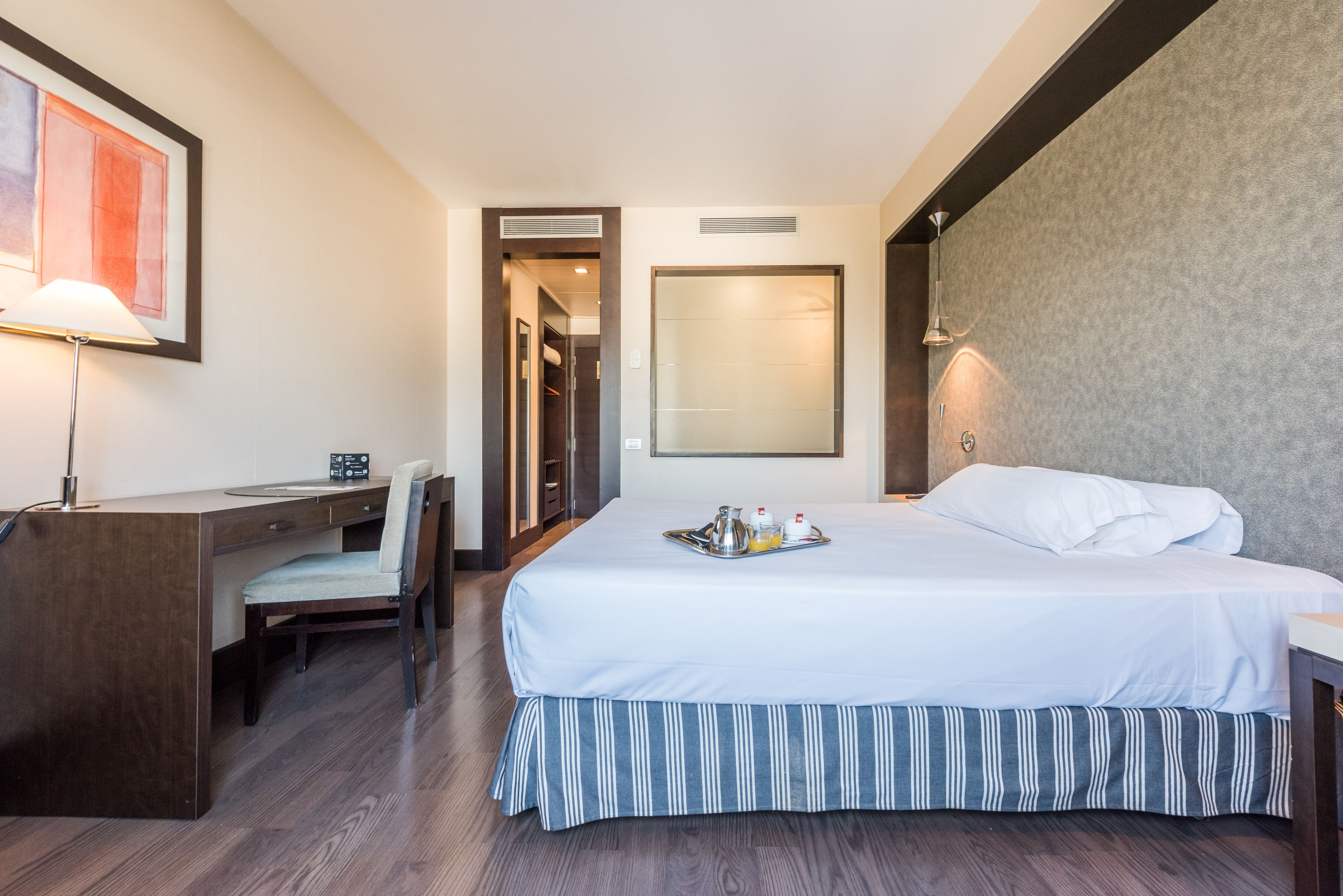 Combined shower/bathtub, deep-soaking bathtub, free toiletries