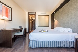 シャワー付き浴槽、深めの浴槽、バスアメニティ (無料)、ヘアドライヤー