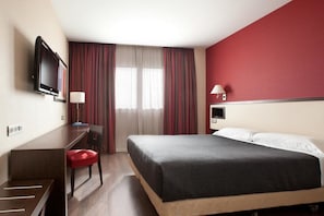 Zimmersafe, Schreibtisch, Verdunkelungsvorhänge, schallisolierte Zimmer