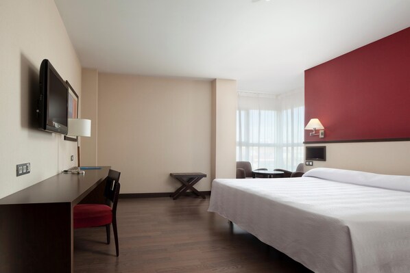 In-room safe, desk, blackout drapes, soundproofing - NH Parla (Parla)