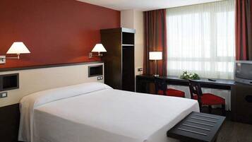 Caja fuerte, escritorio, cortinas opacas y sistema de insonorización