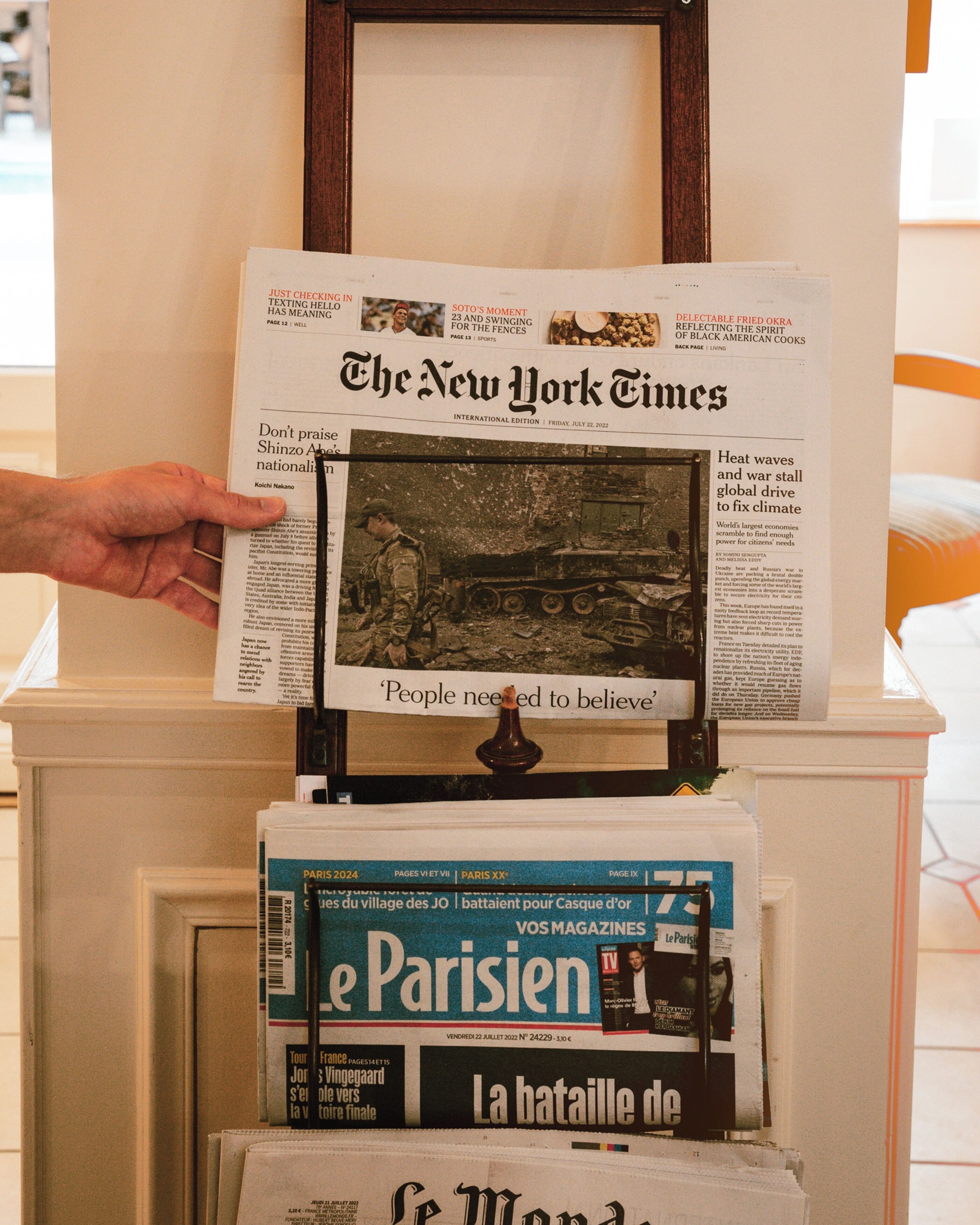 Una exhibición de periódicos con 'The New York Times' y 'Le Parisien' bien visibles.