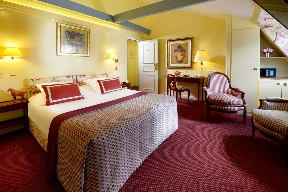 Premium bedding, minibar, in-room safe, desk