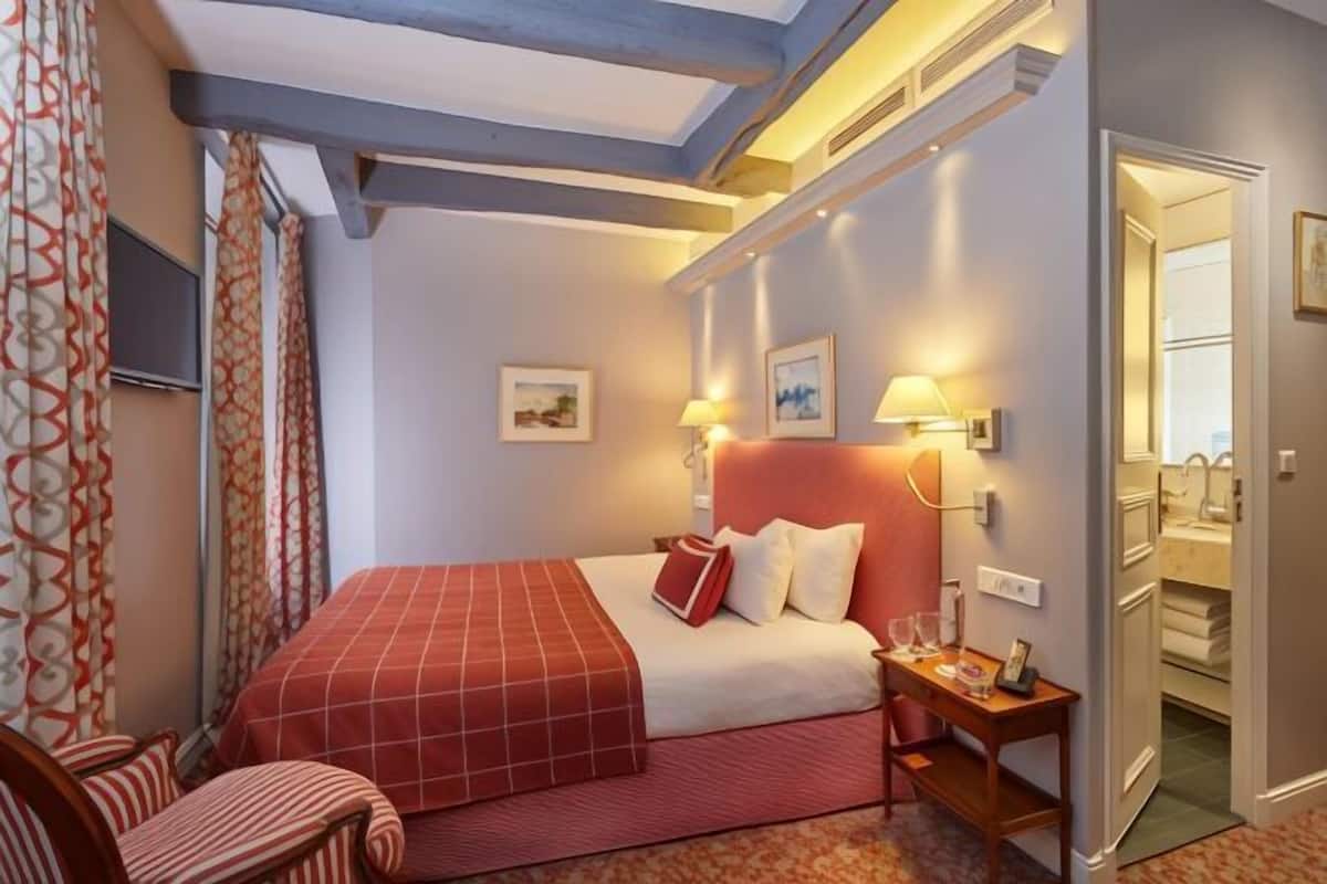 1 bedroom, premium bedding, minibar, in-room safe