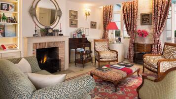 Een lcd-televisie, een iPod-dock en een mp3-dock