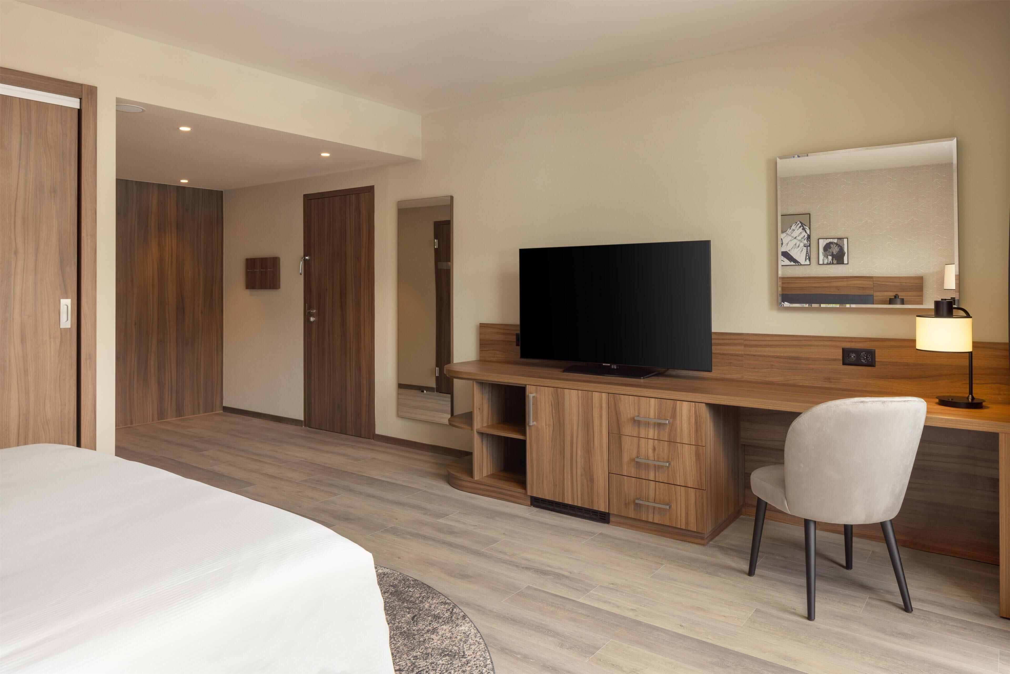 Habitación, 1 cama King size, con acceso para personas discapacitadas | Camas Select Comfort, caja de seguridad en la habitación y escritorio 