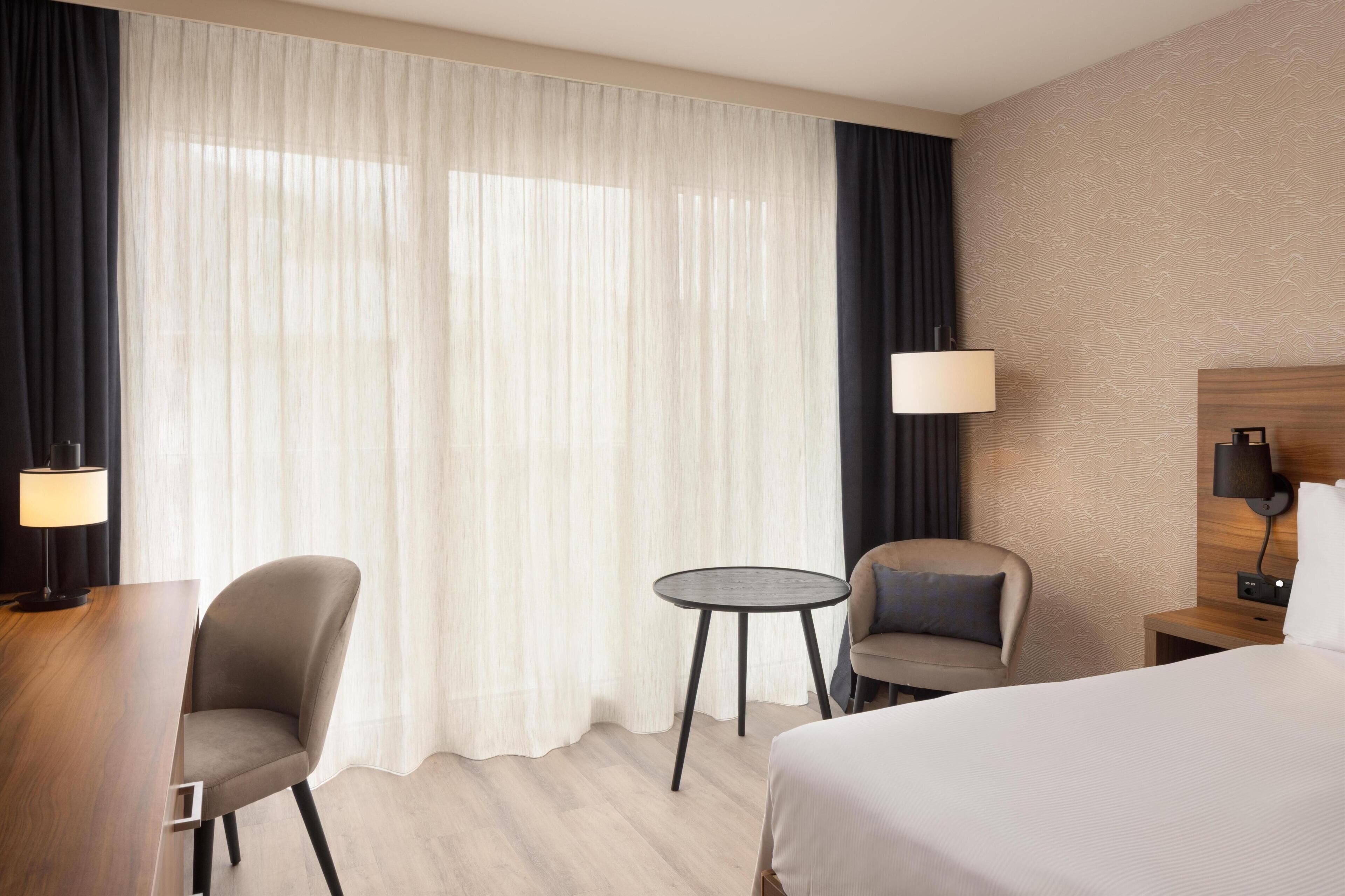 Suite – junior, 1 kingsize-seng | Senger med Select Comfort-madrass, safe på rommet og skrivebord