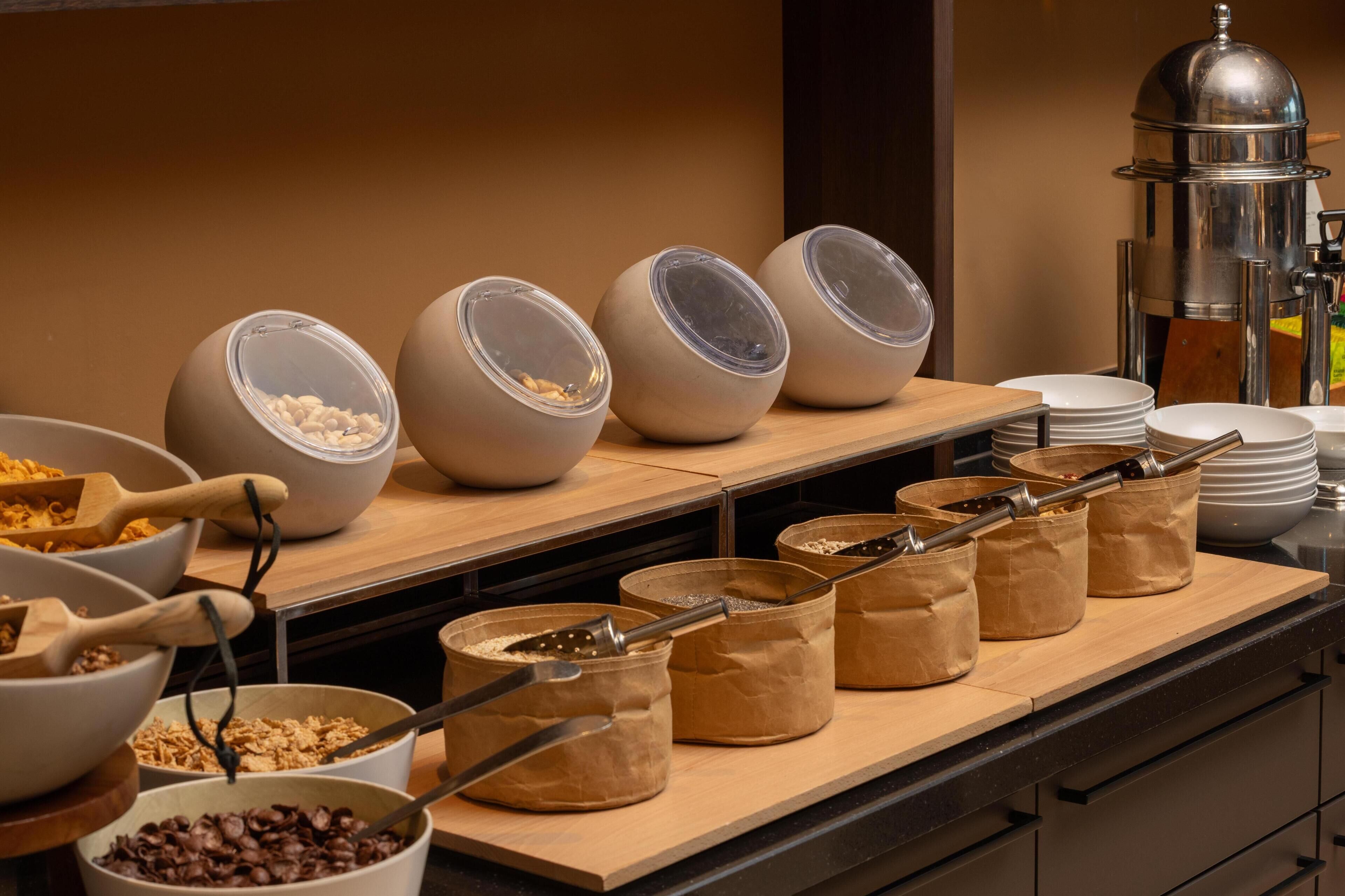Un buffet proposant une variété de plats et d’ustensiles.