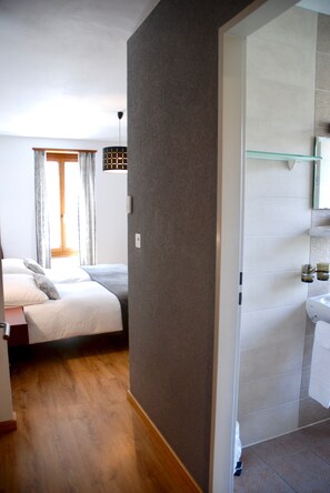 Superior Double Room | Minibar, in-room safe, desk, free WiFi - Hôtel De La Dent-du-Midi (Saint-Maurice)