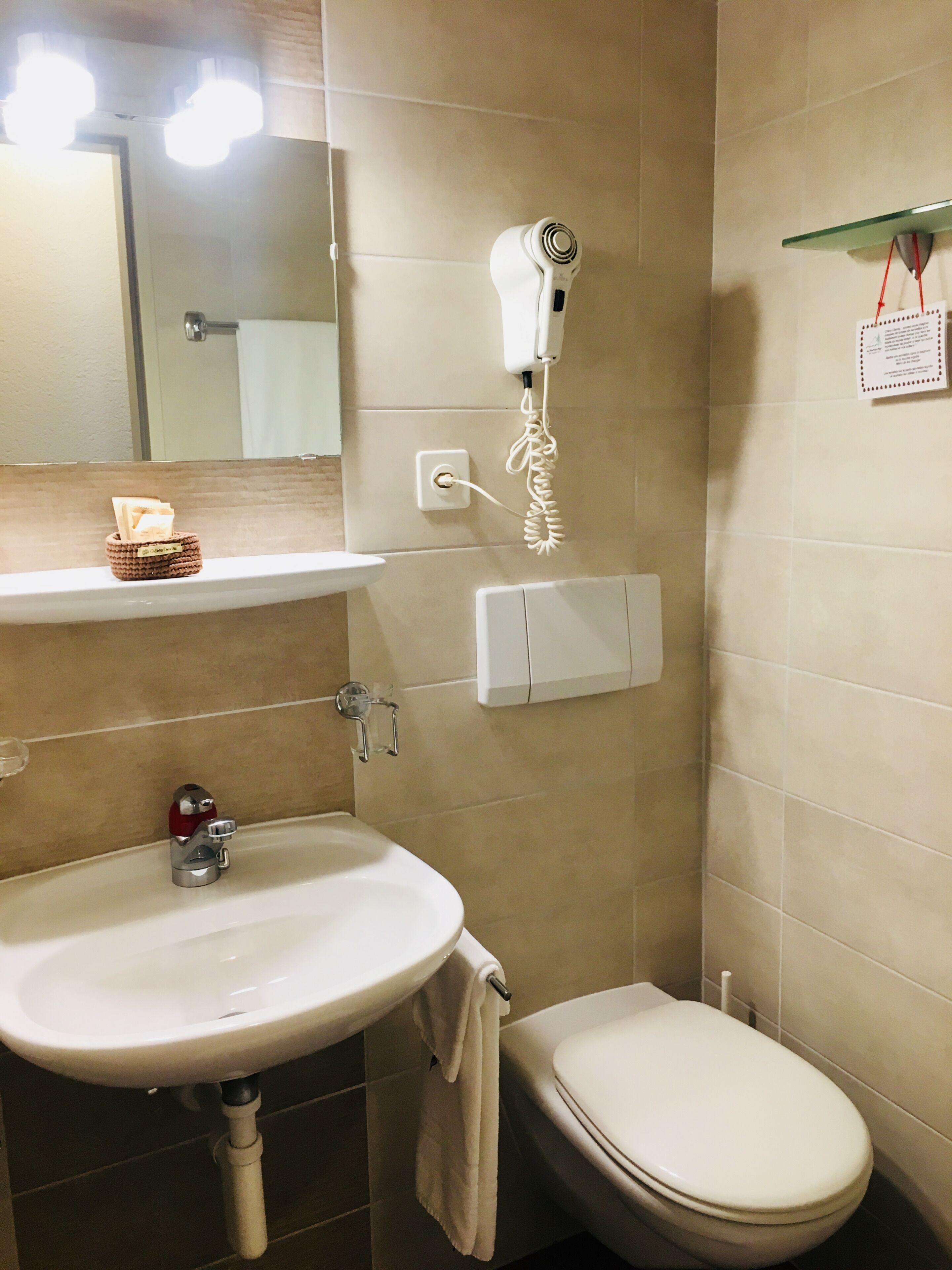 economy single room | 1 bedroom, minibar, in-room safe, desk