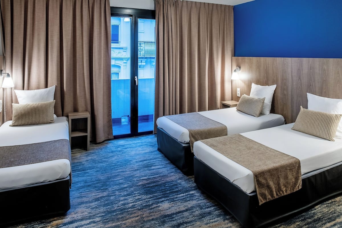 Triple room with balcony | Minibar, in-room safe, desk, blackout drapes