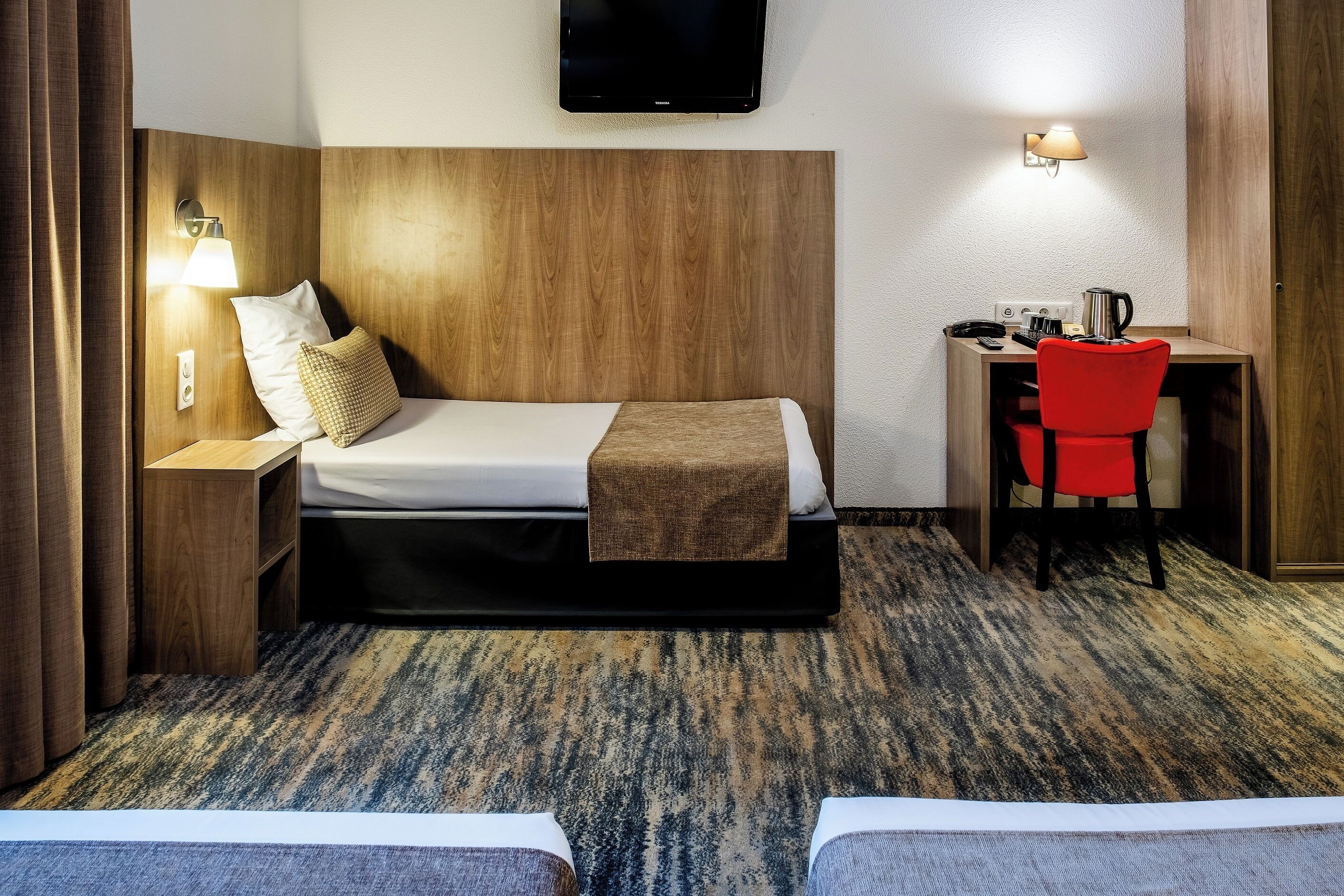 standard triple room | 1 bedroom, minibar, in-room safe, desk