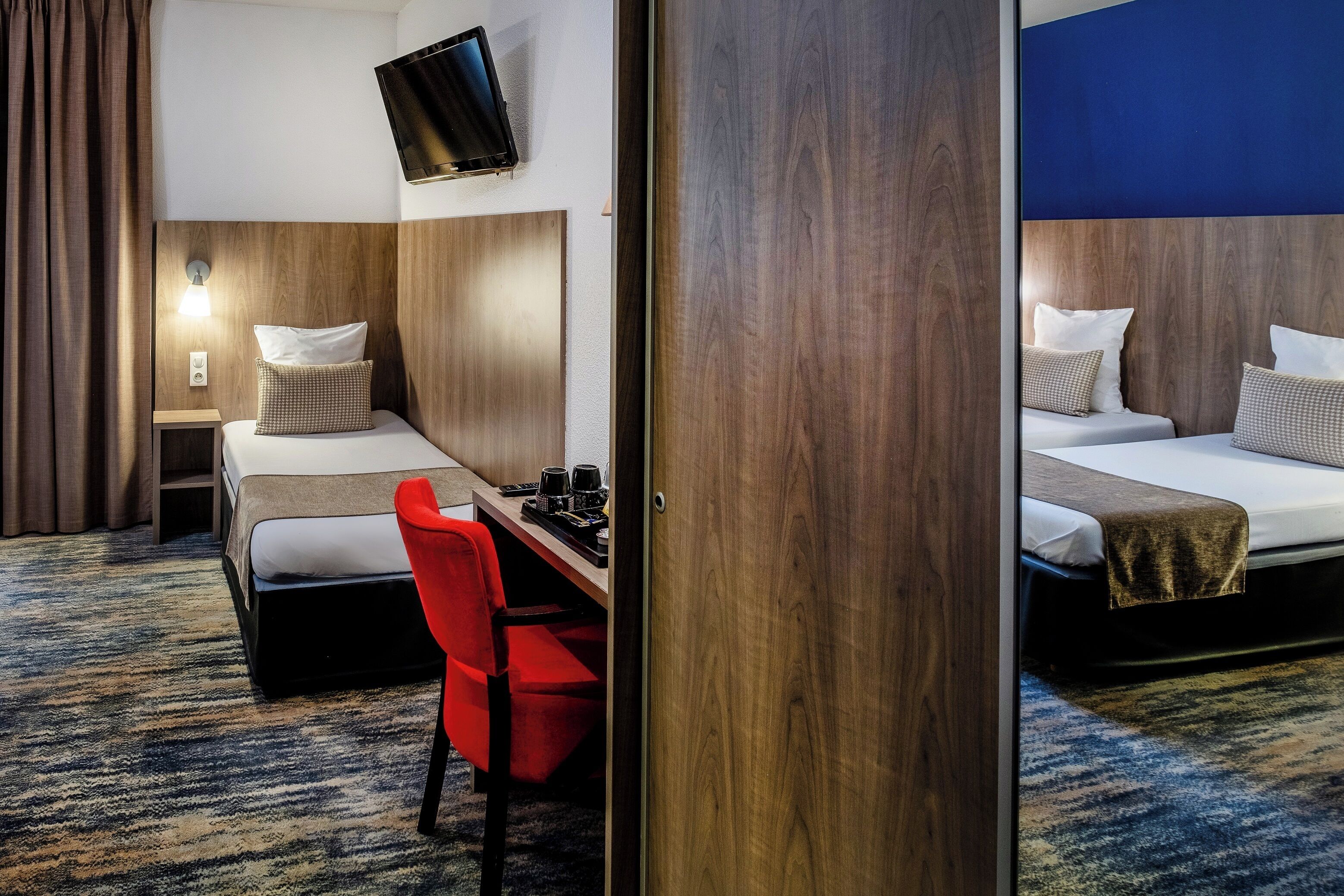 standard triple room | 1 bedroom, minibar, in-room safe, desk