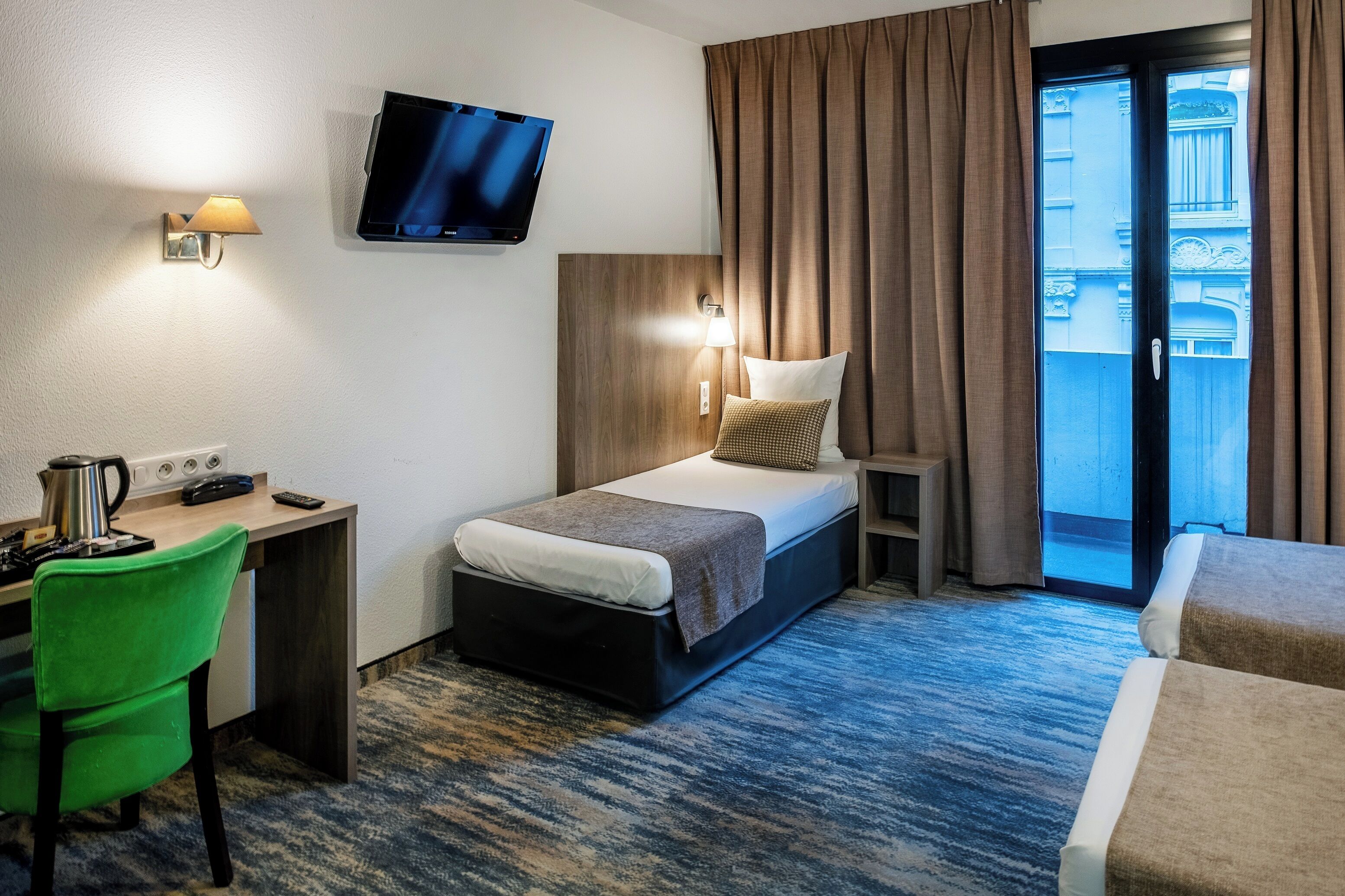 triple room with balcony | 1 bedroom, minibar, in-room safe, desk