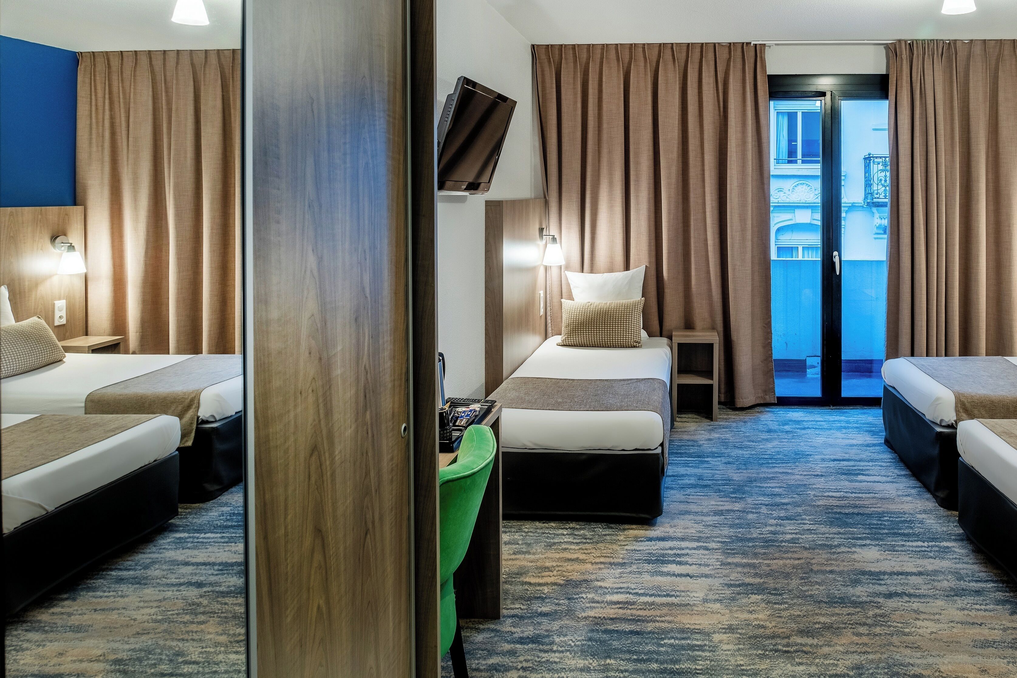 triple room with balcony | 1 bedroom, minibar, in-room safe, desk