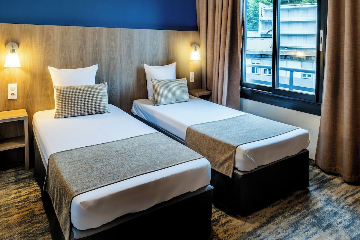 Standard Twin Room | Minibar, in-room safe, desk, blackout drapes