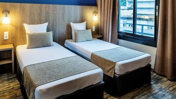 Minibar, coffres-forts dans les chambres, bureau, rideaux occultants