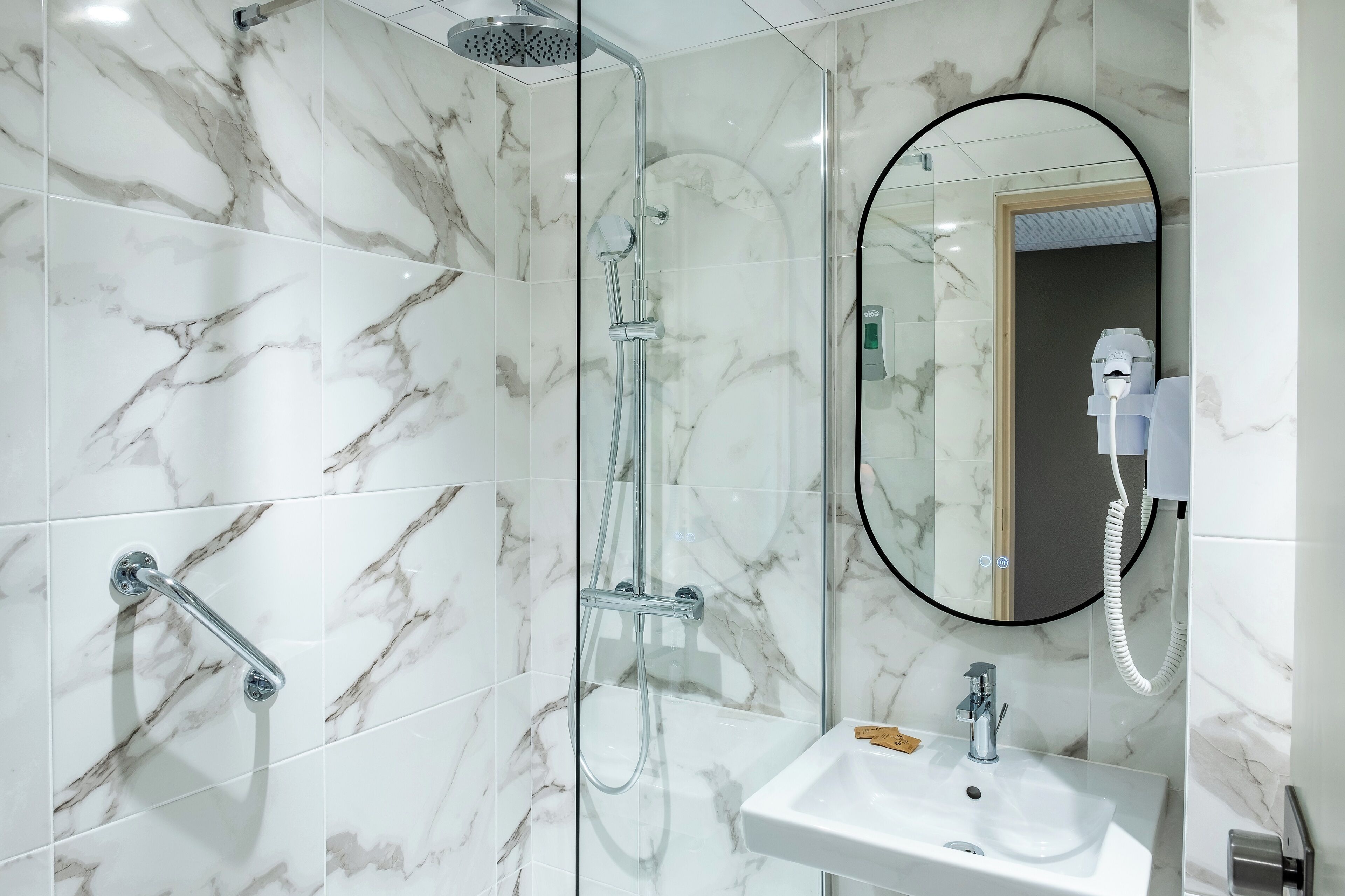 simply suite | bathroom | free toiletries, hair dryer, bidet, towels