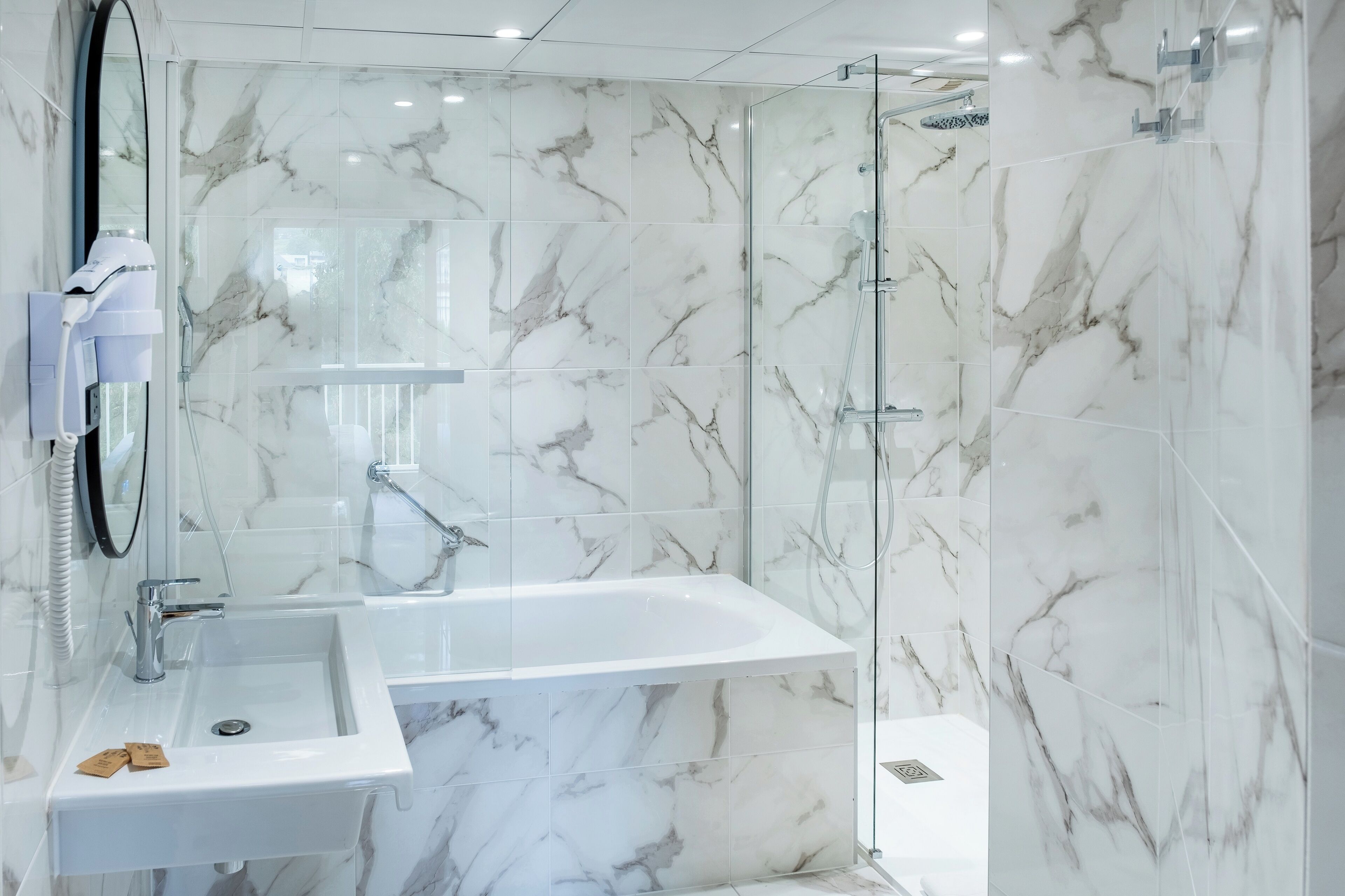 simply suite | bathroom | free toiletries, hair dryer, bidet, towels