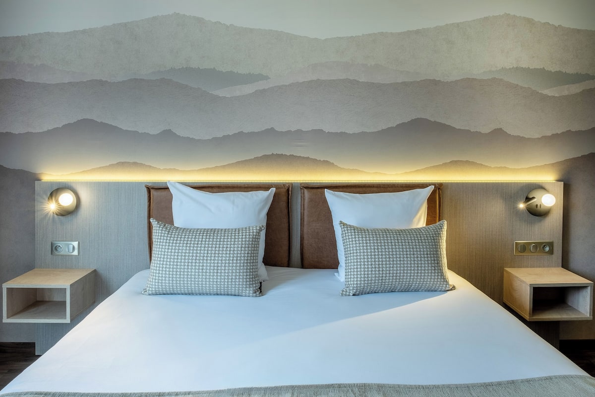 1 bedroom, in-room safe, blackout curtains, soundproofing