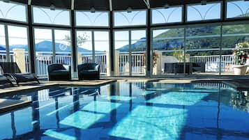 Piscina interna, espreguiçadeiras