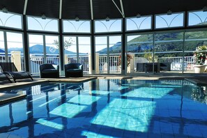 Indoor pool, pool loungers - Hotel La Solitude (Lourdes)