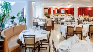 Breakfast, lunch and dinner served